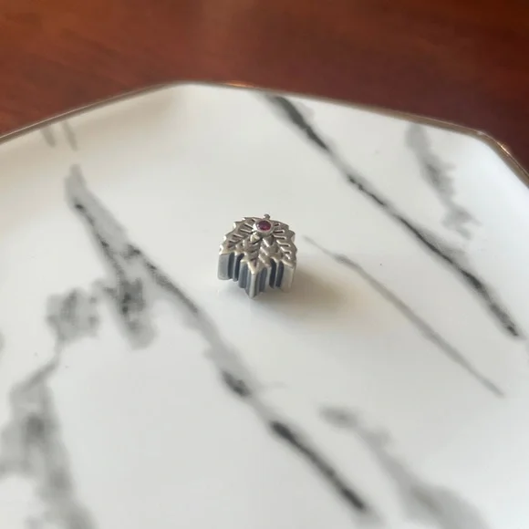 Pandora Canadian Maple Leaf Charm - Picture 4 of 4